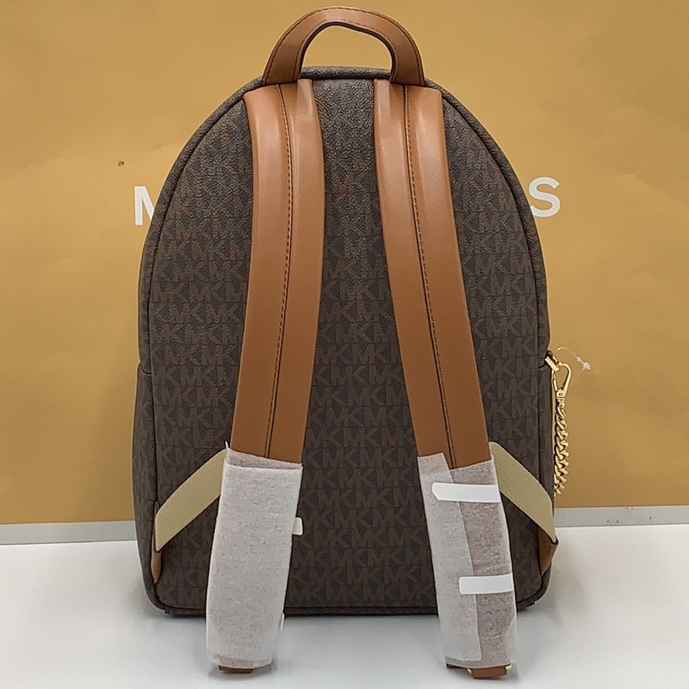 MICHAEL KORS BROWN SIGNATURE COLOR
Maisie Medium Pebbled Leather 2in-1 BackpacK - Picture 11 of 16